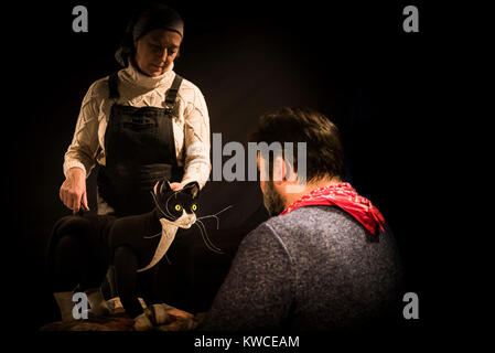Una performance del gatto Mousehole Mousehole in Cornovaglia. Martinetti di cugino del teatro. Foto Stock