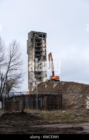 Costruzione di demolizione con escavatore idraulico Foto Stock