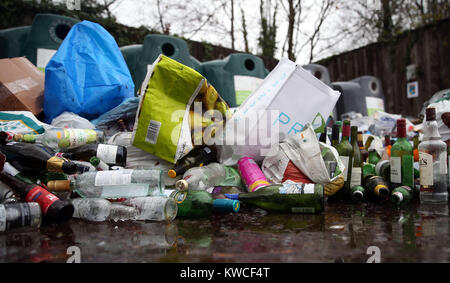 Bottiglie vuote e oggetto di dumping nella parte anteriore di vetro cassonetti per il riciclaggio in un centro vicino a Bracknell, Berkshire. Foto Stock