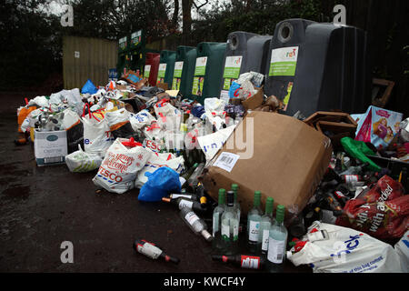 Bottiglie vuote e oggetto di dumping nella parte anteriore di vetro cassonetti per il riciclaggio in un centro vicino a Bracknell, Berkshire. Foto Stock