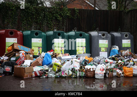 Bottiglie vuote e oggetto di dumping nella parte anteriore di vetro cassonetti per il riciclaggio in un centro vicino a Bracknell, Berkshire. Foto Stock