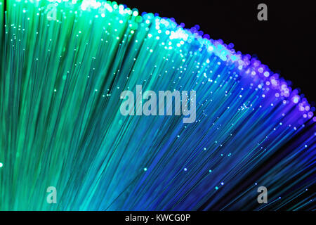 Il colore in fibra ottica su sfondo nero, fibre ottiche luci sfondo astratto Foto Stock