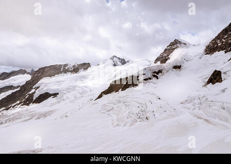 Jungfrau (4.158m - 13.642ft) su un giorno nuvoloso, visto da di Jungfraujoch, Oberland bernese, Svizzera Foto Stock