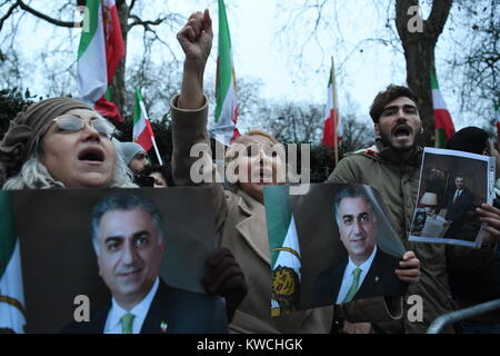 I sostenitori del popolo della organizzazione Mojahedin, all'Iran il principale partito d opposizione, rally al di fuori del regime iraniano di ambasciata, Londra, in solidarietà con il popolo iraniano proteste a livello nazionale. Foto Stock