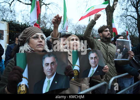 I sostenitori del popolo della organizzazione Mojahedin, all'Iran il principale partito d opposizione, rally al di fuori del regime iraniano di ambasciata, Londra, in solidarietà con il popolo iraniano proteste a livello nazionale. Foto Stock