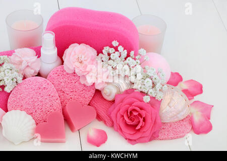 Spa e bellezza bagno gli accessori per il trattamento con il Rosa Rose e fiori di garofano, a forma di cuore ad saponi, lozione per il corpo, bagno bomba, spugne, panno lavaggio, e Foto Stock