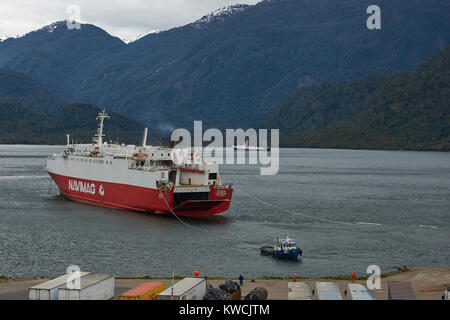 Traghetto provenienti accanto alla città costiera di Puerto Chacabuco in Patagonia settentrionale, Cile Foto Stock