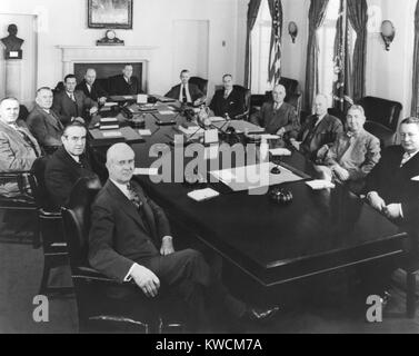 Il presidente Harry Truman con il suo gabinetto e altri consulenti superiore. 11 febbraio, 1949. In senso orario da sinistra: Charles Sawyer, Averell Harriman, John Steelman, VP Alben Barkley, Maurice Tobin, Charles Brannan, Jesse Donaldson, James Forrestal, Dean Acheson, Presidente Truman, John Snyder, Tom Clark, Julius Krug. - (BSLOC 2014 14 28) Foto Stock