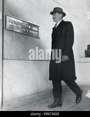 Dean Acheson, il nuovo Segretario di Stato, arriva sul lavoro il 22 gennaio 1949. All'inizio di Harry Truman il secondo termine, ha sostituito la pensione George Marshall. - (BSLOC 2014 15 105) Foto Stock