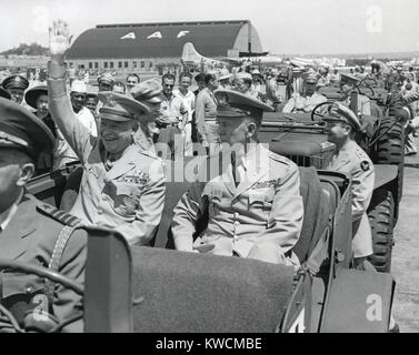 Generali Dwight Eisenhower e George Marshall seduto in una jeep a Washington D.C. aeroporto. Eisenhower è sventolata e sorridente, in contrasto con la trattenuta di Marshall. Giugno 18, 1945. - (BSLOC 2014 15 117) Foto Stock