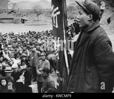 Mao Zedong, leader della Cina comunisti, affronta alcuni dei suoi seguaci. In questo momento il comunista eserciti controllata 80 milioni di persone nel nord della Cina. Ca. Nov. 1944. - (BSLOC 2014 15 161) Foto Stock