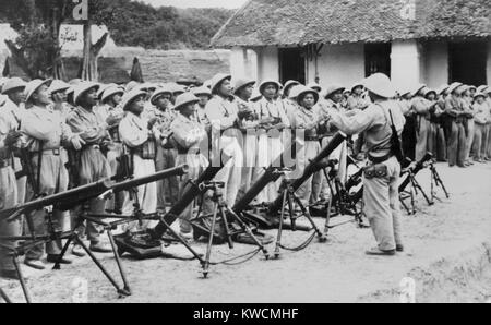 Le truppe comuniste in esercitazione militare in Laos, 1959. Politica laotiane sono state turbate da indipendenza nel 1953 al 1975. La discordia era spesso una guerra per procura tra la Guerra Fredda gli avversari. - (BSLOC 2014 15 190) Foto Stock