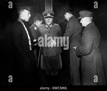 Gen. tedesco Anton Dostler legato ad un palo prima della sua esecuzione su 1 Dic 1945. Egli è stato condannato di ordinare l'esecuzione di 15 U.S. Army commandos in Italia nel mese di marzo 1944. (BSLOC 2014 13 6) Foto Stock
