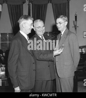 Il presidente Harry Truman, centro, presentando il farmacista dott. James Conant con la medaglia al merito e bronzo di foglie di quercia Cluster. Il dottor Vannevar Bush sta a sinistra. Conant e Bush ha svolto importanti ruoli di leadership nel progetto Manhattan che ha sviluppato la bomba atomica nella guerra mondiale 2. - (BSLOC 2014 15 29) Foto Stock