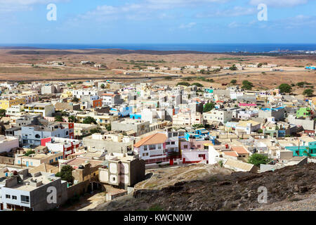 Alta Vista ovest per Espargos city, la capitale di Capo Verde, verso l'Atlantico e il porto di Palmeira, Isola di Sal, Salina, Capo Verde, Africa Foto Stock