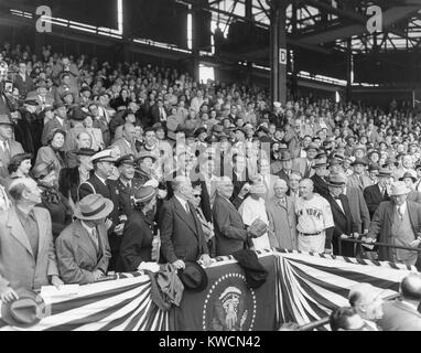 Il presidente Harry Truman sta per lanciare la prima palla al 1951 della stagione al Griffith Stadium. Aprile 20, 1950. Con il Presidente sono: Sig.ra Alben Barkley, VP Alben Barkley, Bess Truman, Harry Truman, manager Bucky Harris, Clark Griffith, e NY York Yankees manager Casey Stengel. - (BSLOC 2014 15 80) Foto Stock