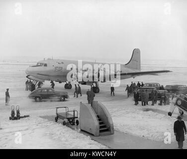 Il presidente Harry Truman's aereo prima di decollare per l'indipendenza, Missouri. Il 25 dicembre 1945. Il Douglas C-54 Skymaster era in precedenza noto come FDR "vacca acred'. Washington aeroporto nazionale. - (BSLOC 2014 15 89) Foto Stock