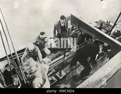 Feriti marinai delle cannoniere USS Panay, Dic 12, 1937. Essi sono stati attaccati da aerei giapponesi mentre ancorata nel fiume Yangtze al di fuori di Nanjing. Il Panay e di tre navi cisterna per il trasporto di olio sono stati danneggiati e 3 marinai sono stati uccisi - (BSLOC 2014 15 156) Foto Stock