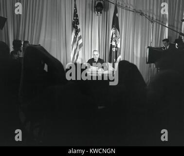 Il presidente Harry Truman seduto alla sua scrivania con le luci accese e telecamere di laminazione. Egli è stato annunciando che la seconda guerra mondiale in Europa era finito. Il 9 maggio 1845. - (BSLOC 2014 15 18) Foto Stock