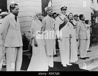 Lord Louis Mountbatten consegnando il potere di Mahomed Ali Jinnah su 14 Agosto 1947. Il giorno successivo Jinnah ha prestato giuramento come il Pakistan il primo governatore generale e presidente del Pakistan è assemblea costituente. - (BSLOC 2014 15 191) Foto Stock