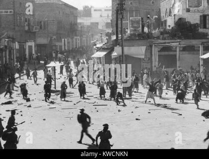 Sommossa a Gerusalemme la Porta di Jaffa, ottobre 1933. Gli arabi palestinesi resistette alla dominazione coloniale britannica e la massa immigrazione ebraica durante gli anni del Mandato Britannico dal 1922-1948. - (BSLOC 2014 15 196) Foto Stock