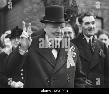 Partito conservatore Leader Winston Churchill dà il suo familiare segno di vittoria. Egli stava facendo un last-minute tour della campagna prima le elezioni generali. Woodford, Essex. Dal 23 febbraio, 1950. - (BSLOC 2014 17 60) Foto Stock