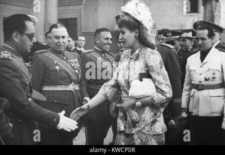 Evita Peron, riuniti i veterani della Guerra Civile Spagnola a Alcazar de Toledo. Giugno 1947. - (BSLOC 2014 17 64) Foto Stock