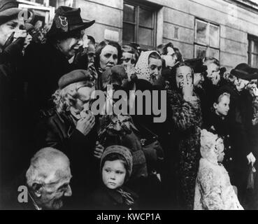 Le donne piangenti al momento del colpo di stato comunista d'Etat a Praga da supportato da URSS nel febbraio 1948. - (BSLOC 2014 15 248) Foto Stock