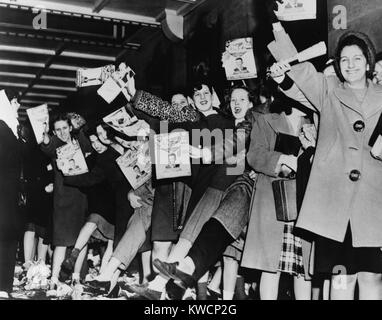 Le ragazze adolescenti in attesa per il cantante Frank Sinatra per arrivare al Paramount Theatre. 1945 nella città di New York. - (BSLOC 2014 17 78) Foto Stock