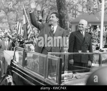 Presidente Miguel Aleman del Messico (sinistra) con il presidente Harry Truman. Aleman's è stato accolto da una sfilata all inizio della sua visita di stato. Washington, 29 aprile 1947. - (BSLOC 2014 15 31) Foto Stock