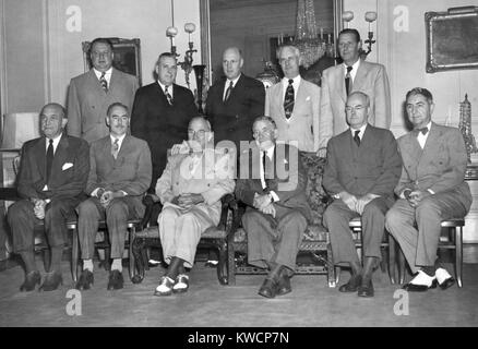 Il Presidente Truman il secondo termine armadio su 15 Agosto 1949. Seduto, R-L: Louis Johnson, difesa; Dean Acheson, membro; il Presidente Truman; VP Alben Barkley; John Snyder, Tesoro; Tom Clark, AG; Standing, L-R: Giulio Krug, interno; Jesse Donaldson, PG; Charles Brannan, Agricoltura; Charles Sawyer, Commercio; Maurice Tobin, manodopera. - (BSLOC 2014 15 45) Foto Stock