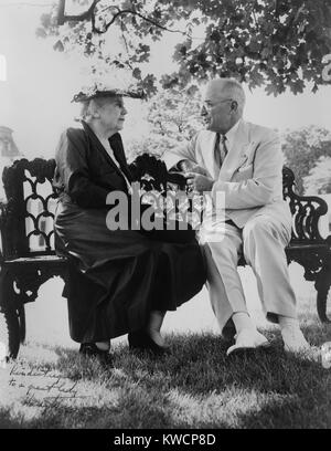 Il presidente Harry Truman e Edith Bolling Galt Wilson seduti sulla panca per esterni. Giugno 3, 1952. Quando la first lady, ha deciso che le questioni di stato erano abbastanza importanti da portare ai degenti Presidente Woodrow Wilson. - (BSLOC 2014 15 49) Foto Stock