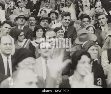 Al Capone (centro), seduto di fronte a tre donne, guardando un college football gioco. Egli si siede con altri appassionati al gioco tra nord-ovest e il Nebraska a Dyche Stadium in Evanston, IL. Ottobre 3, 1931. - (BSLOC 2015 1 14) Foto Stock