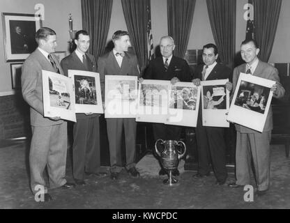 Il presidente Harry Truman con fotografi e le loro fotografie vincenti. Tra i vincitori del concorso della Casa Bianca News fotografi Associazione è l'iconica 'Dewey sconfitta Truman' headline foto. Marzo 3, 1949. - (BSLOC 2014 15 83) Foto Stock