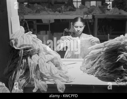 I giovani di Puerto Rican le donne a lavorare in una fabbrica di abbigliamento. San Juan, Puerto Rico. Jan 1942. - (BSLOC 2015 1 170) Foto Stock