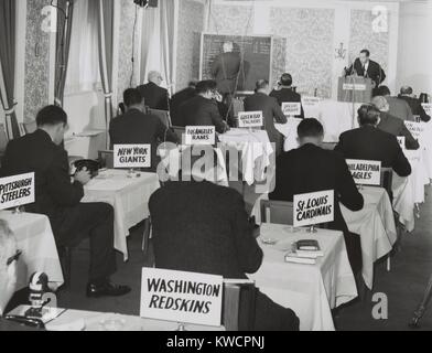 National Football League progetto di riunione di New York, nov. 28, 1964. Signor Commissario Pete Rozelle legge la preleva come rappresentanti delle varie squadre di calcio fanno le loro selezioni. - (BSLOC 2015 1 215) Foto Stock