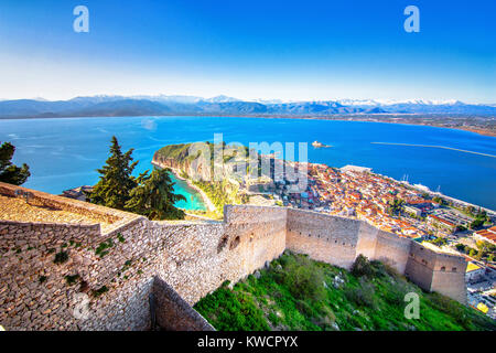 Città vecchia di Nafplion in Grecia vista da sopra con tetti di tegole, piccolo porto e castello di bourtzi sul Mediterraneo l'acqua di mare Foto Stock
