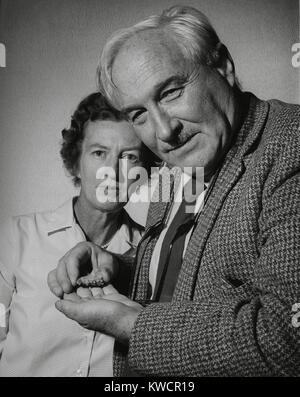 Gli antropologi Maria Douglas Leakey e suo marito Louis Leakey. Louis è premuto il frammento di un precoce umana osso mandibolare con molari. Ca. 1960s. - (BSLOC 2015 1 57) Foto Stock