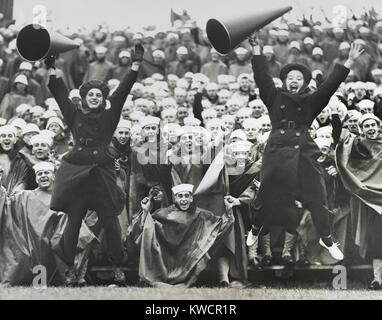 WAVE cheerleaders al Great Lakes Naval Training Station durante la guerra mondiale 2. Sett. 13, 1943. - (BSLOC 2014 17 174) Foto Stock