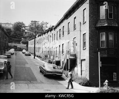 Yonkers, New York, ca. 1980. Moquette alloggiamento di Riga, costruita nel 1880, con ogni singola casa, circa 17 - 20 metri di larghezza. Fila a nord e a sud ovest vista mostrante in elevazione frontale e con originali strutture di estremità. Westchester County, NY. (BSLOC 2015 11 11) Foto Stock