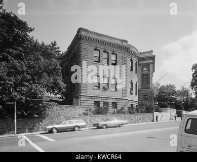 Yonkers biblioteca pubblica, ca. 1980. Northwest ala. Nepperhan Avenue & South Broadway. Westchester County, New York. (BSLOC 2015 11 3) Foto Stock