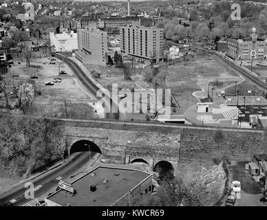 Yonkers, New York, ca. 1980. Vista aerea che mostra il vecchio Croton acquedotto era apertura nel 1842 il trasporto di acqua da Upstate serbatoio a New York City. Al mulino di sega fiume canale sotterraneo spanning Nepperhan Avenue. (BSLOC 2015 11 5) Foto Stock