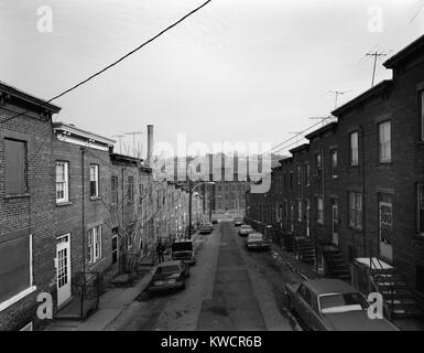 Yonkers, New York, ca. 1980. Moquette alloggiamento di riga, sono state costruite dalla moquette Textile Mills per lavoratori dopo un lungo sciopero nel 1885. Vista est mostrante in elevazione frontale. (BSLOC 2015 11 6) Foto Stock