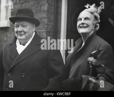 Il tempo di guerra Premier, Winston Churchill, con sua moglie Clementina sul suo 75rd compleanno. Il leader dell'opposizione conservatrice era il suo modo di un pranzo con l'ambasciatore danese. Nov. 30, 1949. - (BSLOC 2014 17 56) Foto Stock