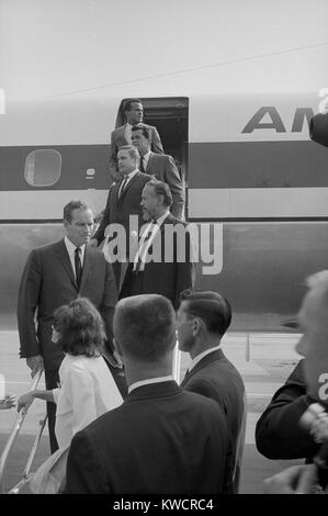 Harry Belafonte e attori di Hollywood arriva a marzo su Washington, Agosto 28, 1963. Belafonte, James Garner, Marlon Brando e Charlton Heston scendono dal loro piano inseriti. - (BSLOC 2015 1 101) Foto Stock