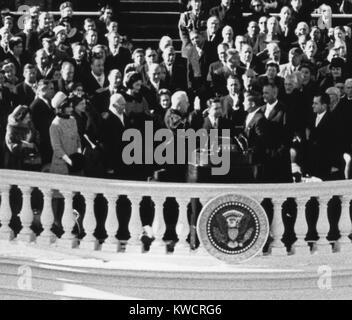 Il presidente John Kennedy prende il giuramento amministrato dal Chief Justice Earl Warren. Gen 20, 1961. - (BSLOC 2015 1 146) Foto Stock