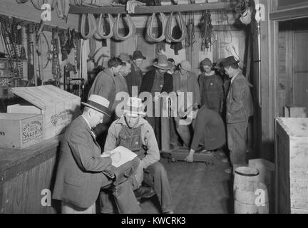 I candidati per i lavori su TVA's Norris Dam sono state condotte a Stiner del negozio, miniera di piombo Bend, TN. In background, altri richiedenti divertirsi vedendo che può tirare la maggior peso sulla bilancia, nov. 1933. Foto di Lewis Hine. - (BSLOC 2015 1 177) Foto Stock