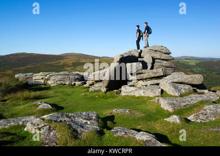 Parco Nazionale di Dartmoor, Devon, Inghilterra: Combestone Tor con gli escursionisti Foto Stock