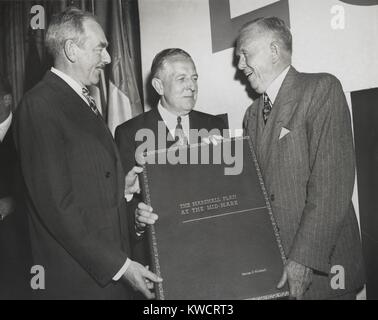 Celebrazione del secondo anniversario del Piano Marshall. Il segretario di Stato Dean Acheson (sinistra) e la cooperazione economica Amministratore Paolo Hoffman (centro) presente George Marshall un grande rapporto rilegato sul funzionamento del Piano Marshall. Aprile 3, 1950. - (BSLOC 2015 1 53) Foto Stock