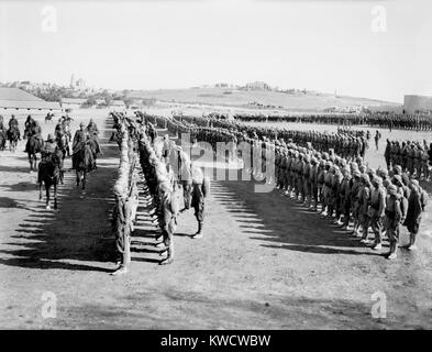 La prima guerra mondiale nel Medio Oriente. Comandante turco Cemal Pasha e tedesco capo del personale, Kress von Kressenstein, recensione Impero ottomano truppe in Gerusalemme. 1917 (BSLOC 2013 1 65) Foto Stock